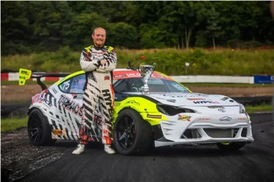 Luke-Barker TRI-ACE a SIRIUS gumiabroncsokhoz, az Egyesült Királyság Drifting...